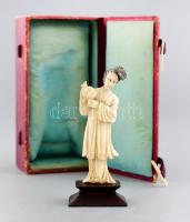 Kínai csont szobor. Faragott. kézzel festett, fa talapzaton 9 cm, díszdobozban