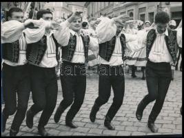 Inkey Tibor (1908-1998): Lakodalmi tánc, hátoldalon feliratozott, pecséttel jelzett fotó, 17,5×23,5 cm