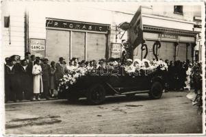 1934 Fiume, Rijeka; Virágkarnevál, autó virágokkal feldíszítve P. Tomasic üzlete előtt / flower carnival with decorated automobile, shop. G. Luchesich photo