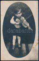 cca 1920 Kisfiú hegedűvel, fotólap, egyik sarkán törésnyom, 14×9 cm