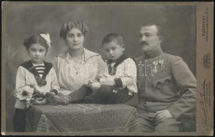 1915 Katona kitüntetésekkel családja körében, keményhátú fotó Kossak József budapesti műterméből, 14×22 cm