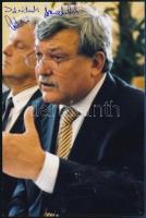 Csányi Sándor (1953-) bankár aláírása az őt ábrázoló fotón