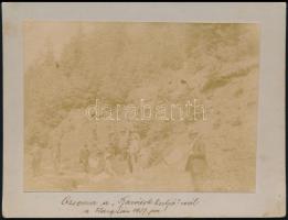 1907 Erdély, Hargita - Barátok kútja. Feliratozott fotó kartonon 11,5x8,3 cm