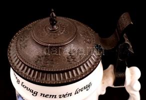 Ón fedeles kerámia sörös korsó, kopásnyomokkal, m: 21 cm