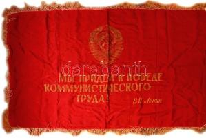 Lenint ábrázoló, orosz feliratos selyemzászló, kopott, 140×80 cm