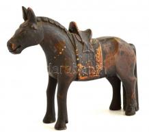 Keleti faragott fa ló, kis kopásnyomokkal, 16×13×4 cm