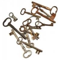 Antik és régi kulcsok, 13 db, h: 5 cm és 14,5 cm közötti méretekben