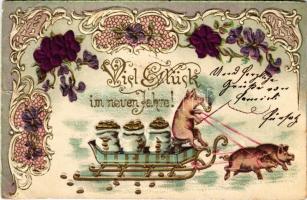 1901 Viel Glück im neuen Jahre! / New Year greeting art postcard, pig riding a pig-drawn sled, bags of gold, silk flowers. Art Nouveau, floral, Emb. litho (szakadás / tear)
