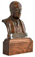 Kisfaludi Stróbl Zsigmond (1884-1975): Lord Rothermere 1928, bronzozott fém, jelzett, talapzaton, kopásokkal, m: 19 cm