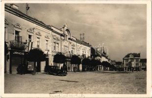 1940 Kézdivásárhely, Targu Secuiesc; Fő tér, Jancsó üzlete, magyar zászlók, autó / main square, shop, Hungarian flags, automobile