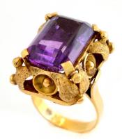 Arany(Au) 18 K gyűrű, lila kővel, jelzett, méret: 51, bruttó: 10,1 g