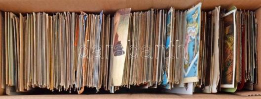 Sok száz képeslap az 50-es évektől pár régebbivel családi levelezésből, karton dobozban