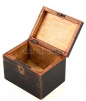 XIX. sz.: Fa doboz. Lakkozott, kulcs nélkül. Kopásokkal 15x11x11 cm