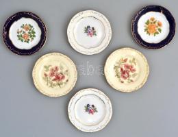 Zsolnay porcelán csésze aljak, 6 db, különféle virágmintákkal, kézzel festett és részben kézzel fest...