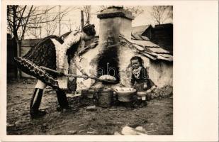 1943 Buják, kenyérsütés, folklór
