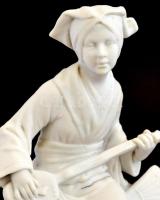 Jelzés nélkül: asztali óra gitáros figurával. Biszkvit porcelán (repedéssel) réz óra szerkezettel (e...