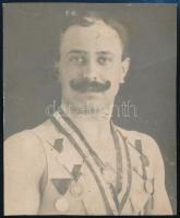 1908 Kackiás bajuszú sportoló, érmekkel, körbevágott, 8x7 cm