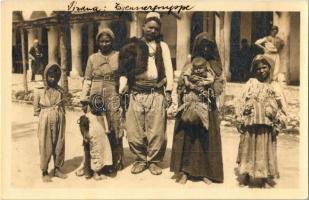 Tirana, Zigeunergruppe / gypsy folklore / albán cigányok (non PC)