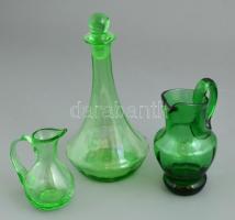 3 db régi zöld üveg, kancsó, likőrös, olajos, egyiken repedésekkel, likőrös üveg dugóján kis csorbával, m: 10 cm, 14 cm, 22 cm
