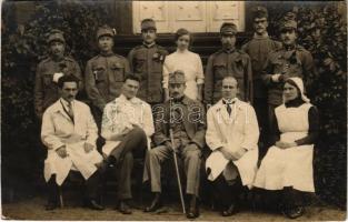 1914 Prága, Praha; sebesült osztrák-magyar katonák ápolónőkkel és orvosokkal / WWI injured K.u.K. soldiers with nurses and doctors. photo