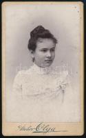 cca 1900 Kvatsák Irma (1885k-1909) portréja, keményhátú fotó, Olga oravicai (Oravicabánya/ Oravita/Orawitza) műterméből, 10x6 cm