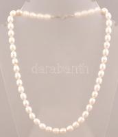 Tenyésztett gyöngynyaklánc dobozban, h: 43,5 cm