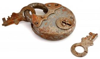 Régi lakat 2 db kulccsal, rozsdás, h: 6,5 cm