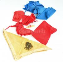 Cserkész, kisdobos és úttörő készlet sálak, síp, övcsat, megfelelő színű zsákokkal