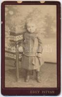 cca 1885 Gyerekek portré fotója, keményhátú fotó, Egey István debreceni és nagykárolyi műterméből, a hátoldalán 'mindent látó szem' grafikával, a szélein kis kopásnyomokkal, 10x6 cm