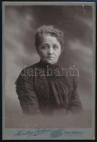 cca 1910 Hölgy portré, keményhátú fotó, Huszthy Zoltán nagykárolyi (Carei,Großkaroli) műterméből, a hátoldalon a műterem képével, 12x8 cm