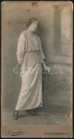 cca 1915 Suller Nusi potréja, keményhátú fotó, Csonka marosvásárhelyi (Târgu Mures/Neumarkt) fényképészeti műterméből, a felületén folttal, a kartonon kis kopásnyomokkal, 20,5x11 cm