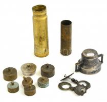 Vegyes réz tétel fa dobozban, közte súlyok, töltényhüvelyek, bútorcímkék stb.