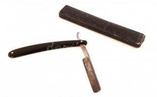 W. Hoppe borotva eredeti tokjában, jelzett.