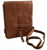 Vegyes militária tétel, közte bilincs, kulacs, táska