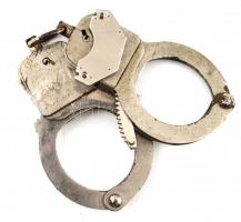 Vegyes militária tétel, közte bilincs, kulacs, táska