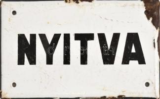 Nyitva zománcozott fém tábla, kopásokkal, 10x15,5 cm