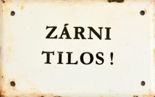 Zárni tilos! zománcozott fém tábla, kopásokkal, 10x15,5 cm