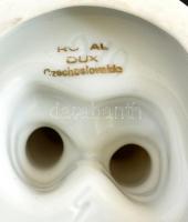 Royal Dux cipőpucoló kislány. Kézzel festett, jelzett. Hibátlan. m: 14,5 cm