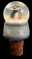 Pingvines karácsonyi hógömb italosdugó, m: 7 cm