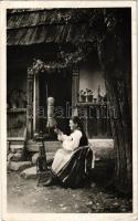 1944 Fitód, Csíkfitód, Fitod; Székely leány. Andory Aladics Zoltán mérnök felvétele / Szekler girl with spinning wheel, Transylvanian folklore (EB)