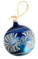 Retró ezüst színű ornamentikus díszítésű kék gömb karácsonyfadísz, d: 6 cm