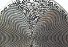 Ezüst(Ag) kerek, virágmintás dobozka, jelzetlen, m: 1,8 cm, d: 6 cm, nettó: 33,8 g