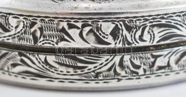 Ezüst(Ag) kerek, virágmintás dobozka, jelzetlen, m: 1,8 cm, d: 6 cm, nettó: 33,8 g