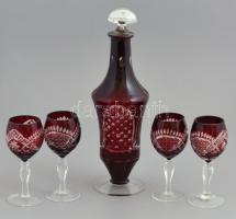 Piros likőrös üveg 4 db pohárral, kis kopásokkal, m: 14 cm és 31,5 cm között
