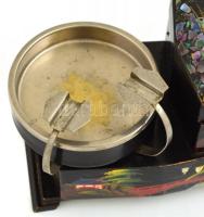 Japán fa zenélő cigaretta kínáló, fém hamutállal. Kézzel festett, fedelén gyöngyház berakással. Talp...
