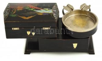 Japán fa zenélő cigaretta kínáló, fém hamutállal. Kézzel festett, fedelén gyöngyház berakással. Talp...