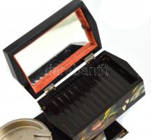 Japán fa zenélő cigaretta kínáló, fém hamutállal. Kézzel festett, fedelén gyöngyház berakással. Talp...