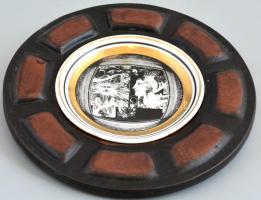 Hollóházi Szász Endre által tervezett fali tálka, "Napfény" c. művének részletével illuszt...