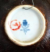 Hollóházi Szász Endre által tervezett fali tálka, "Napfény" c. művének részletével illuszt...