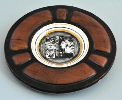 Hollóházi Szász Endre által tervezett fali tálka, "Napfény" c. művének részletével illuszt...